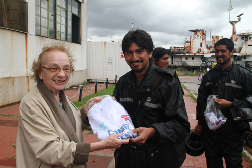 Entrega de pulover a Sembrando Camino por los Cinco